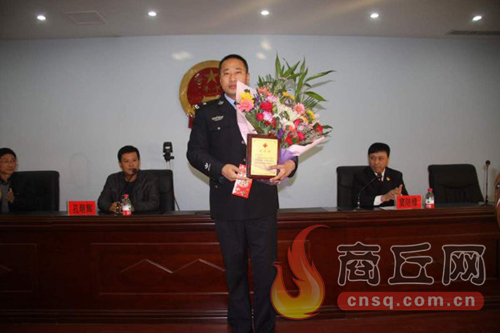 高兵雷是睢陽區(qū)檢察院一位檢察干警，在去鄭州捐獻造血干細胞時，他所在的單位為他組織了熱烈的歡送儀式