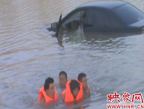 韓明、賈建峰，馮先忠三位市民奮力營救落水者