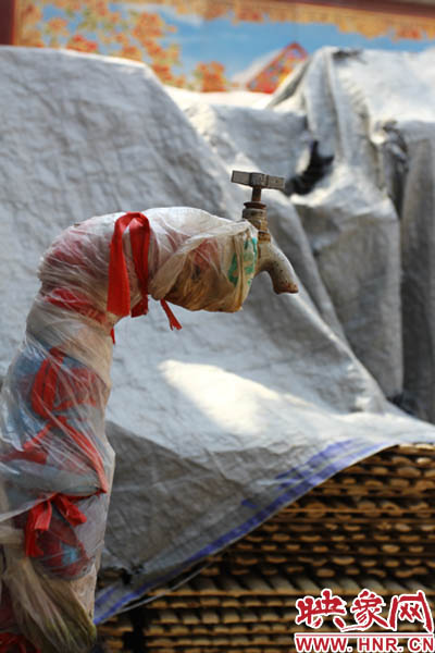 一名居民對記者說，“你擰擰水管看，俺不騙你，沒水吧？”