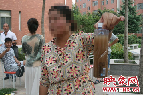 業(yè)主張女士向記者出示了一瓶從水管里接來的水。