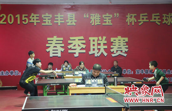 2月22日，河南省寶豐縣兩名乒乓球參賽選手在比賽中激烈角逐。