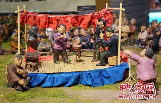 河南寶豐中華曲藝展覽館內(nèi)的說唱和聽書造型的泥塑人。（3月1日攝）