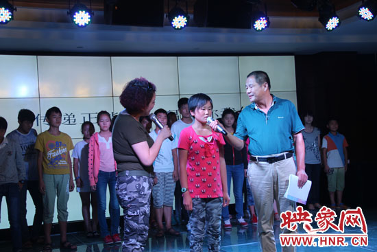 為26位貧困兒童募集94685.99元和價值近五萬元的書籍、衣物等物資