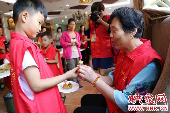 鄭汴公益組織聯手自制月餅看望開封老義工