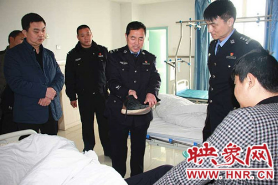 看望慰問執(zhí)勤中受傷的交警一中隊協(xié)警黃龍江 看望慰問執(zhí)勤中受傷的交警一中隊協(xié)警黃龍江
