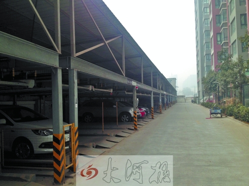 中原區(qū)新禧園小區(qū)，靠著圍墻的空地，建成兩層立體車庫。