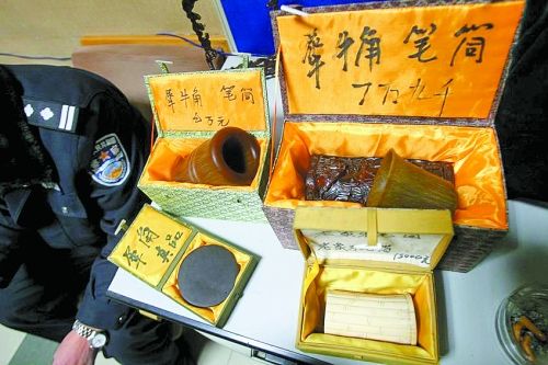 這些商品被暫扣，并根據(jù)鑒定情況對販賣者依法處罰。 記者 閆化莊 攝