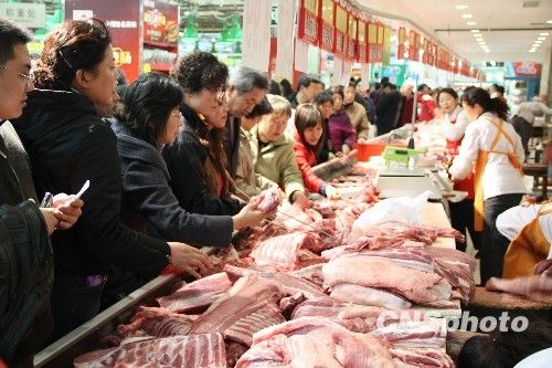 資料圖。1月份CPI等經(jīng)濟(jì)數(shù)據(jù)將于今天發(fā)布。多家機(jī)構(gòu)預(yù)計(jì)，受春節(jié)“錯(cuò)位”因素及豬肉價(jià)格回落影響，1月CPI同比漲幅在1.8%左右。從各機(jī)構(gòu)發(fā)布的報(bào)告來看，從2月開始，CPI或?qū)⑦M(jìn)入新一輪上行周期。