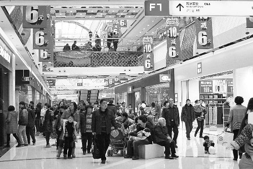  近年來，在商場“過年”成了很多市民的選擇。