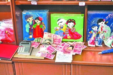 2012年6月21日，在朝鮮羅先特別市的一家商店里，柜臺(tái)上散落著一些人民幣。在朝鮮，人民幣比本國的貨幣更受歡迎。 CFP供圖