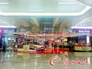 　迪拜機(jī)場(chǎng)的免稅店是不少人的血拼地。