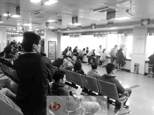 鄭州住房公積金管理中心辦事大廳，坐滿辦理業(yè)務的市民。