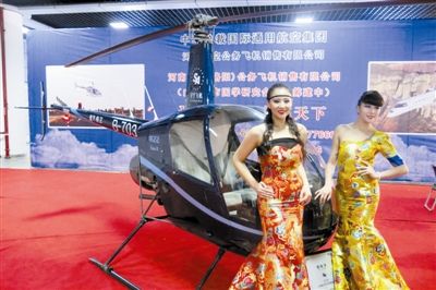 美女固然誘人，但更誘人的恐怕還是直升機(jī)