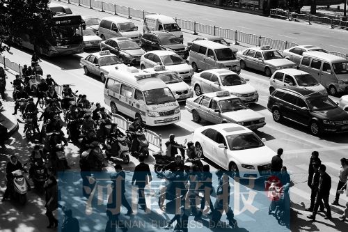 紫荊山路與商城路交叉口，見無車讓行，一輛救護(hù)車只好選擇右轉(zhuǎn)車道直行 記者 邱曉峰/攝