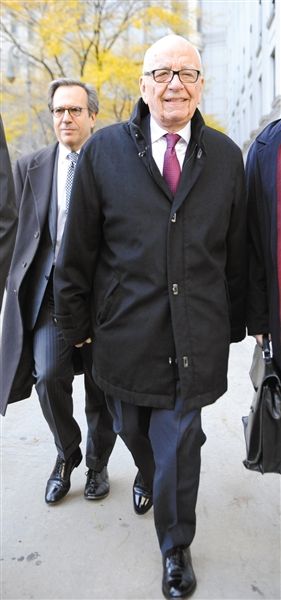 　20日，默多克走出法庭。