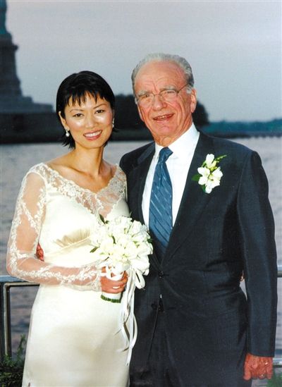 1999年6月，68歲的默多克與30歲的鄧文迪結(jié)婚。
