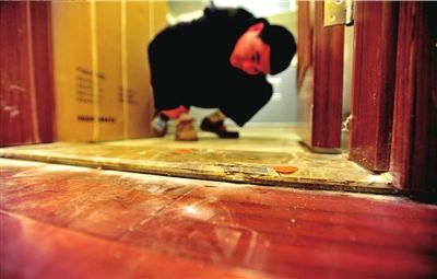 新房地板瓷磚有裂痕。 本報記者 陶冉 攝