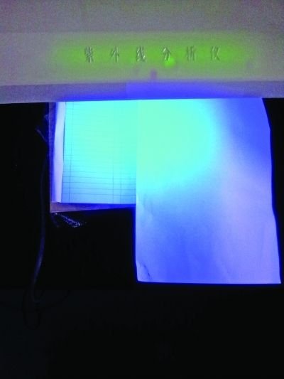 記者的采訪本比A4紙熒光劑更多。