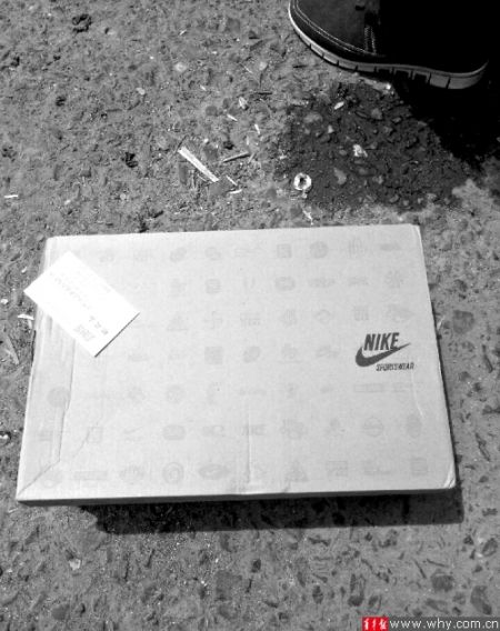 劉先生下單訂購(gòu)的運(yùn)動(dòng)鞋包裝為“耐克”，里面卻是“安踏”。 受訪者供圖