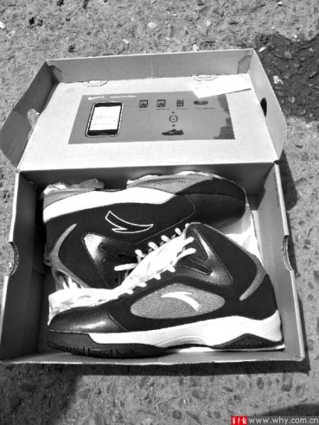 劉先生下單訂購(gòu)的運(yùn)動(dòng)鞋包裝為“耐克”，里面卻是“安踏”。 受訪者供圖