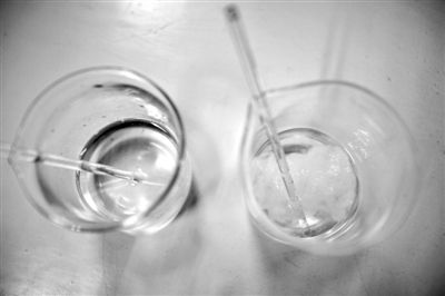 溶解檢測法中，左邊溶入真蠶絲的液體變得渾濁，完全溶解。