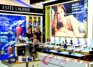 今年以來，雅詩蘭黛等大牌化妝品相繼被檢出不合格產(chǎn)品。（圖片來源：廣州日報 王燕攝）