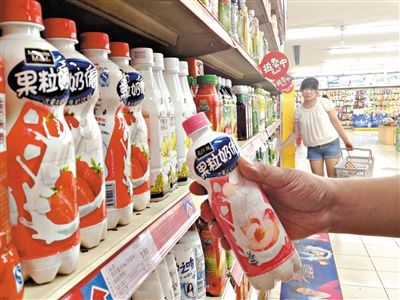 昨日，勁松京客隆超市貨架上，可口可樂果粒奶優(yōu)仍在售?？煽诳蓸饭咀蛉瞻l(fā)表聲明稱，已使用25公斤可能受到肉毒桿菌污染的乳粉，用于生產(chǎn)個(gè)別批次的美汁源果粒奶優(yōu)。新京報(bào)記者 韓萌 攝