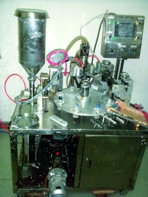 行動(dòng)中查獲的假冒“高露潔”牙膏和制假機(jī)械。信息時(shí)報(bào)記者鄭啟文 攝