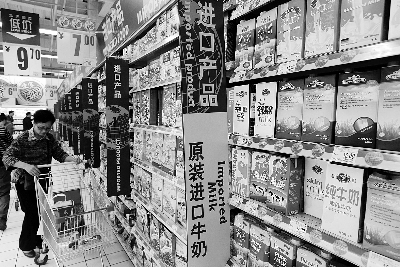 在通州某超市，進(jìn)口奶粉、純牛奶打出“原裝進(jìn)口”的招牌吸引消費(fèi)者購買 攝/法制晚報(bào)記者 黑克