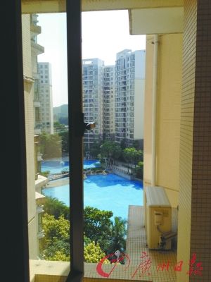 番禺某養(yǎng)老公寓外可見室外泳池。羅樺琳/圖