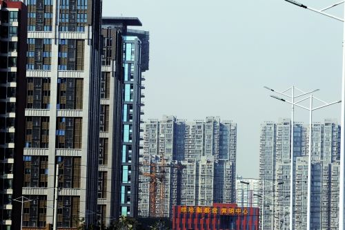 地鐵沿線(xiàn)樓盤(pán)林立 記者 王春勝/攝