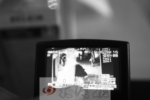 人民路上的這家商店,夜間疑被一男子隔著門縫用長竿偷走一臺蘋果ipad air。