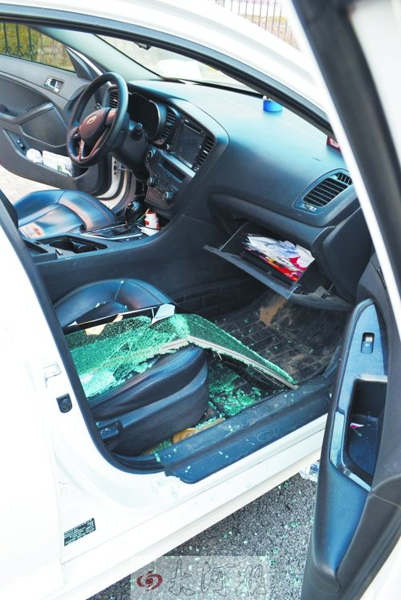 車玻璃被砸碎，車內(nèi)被翻動。