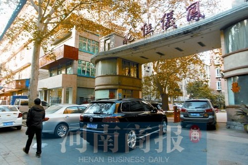 業(yè)主把車停在小區(qū)門(mén)前