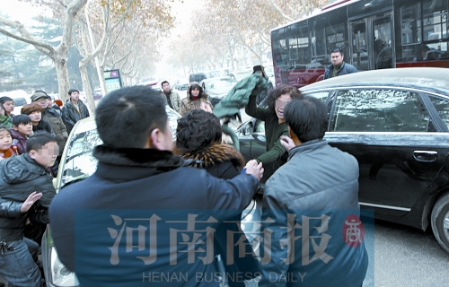 兩名女子廝打在一起，民警上前勸架