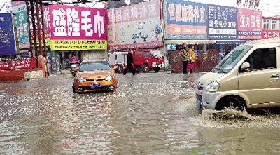 這里積水一個(gè)月不退，商戶傷透腦筋。