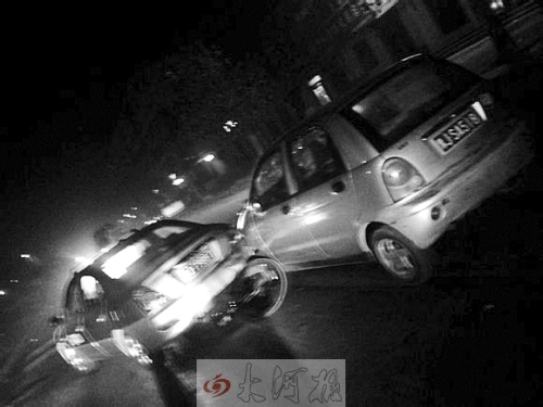 撞上出租車(chē)QQ才停下，兩車(chē)間還夾著一輛自行車(chē)。