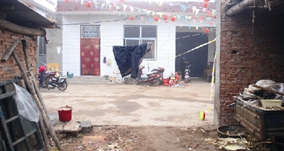 辦喜事扯的彩條還沒有褪色，這個農(nóng)家小院就發(fā)生了慘案。