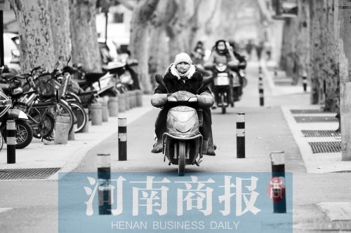 金水路防疫路附近，路樁間距很小，電動車經(jīng)過時要很小心才能避開