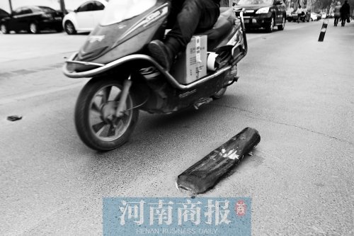 金水路上，一根路樁被撞倒