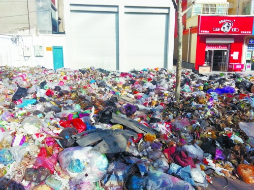 人行道上，垃圾“綿延”30來米。