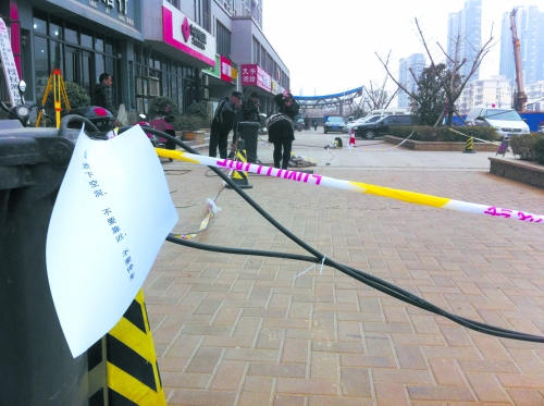 這處危險(xiǎn)路段，從表面看沒有一點(diǎn)異常。但是在地面下，坍塌的大坑可裝下中巴車。