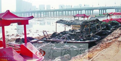 被燒毀的觀光船，殘破不堪。