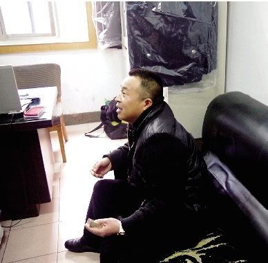 無證開套牌桑塔納轎車的段某，在華中食品城賣酒。