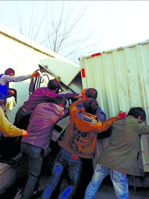 眾人把車往后推，從駕駛室救人