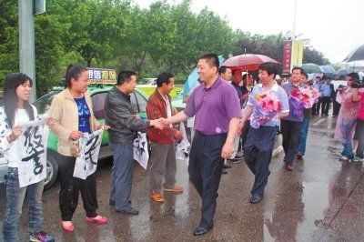 專案組押解嫌疑人回洛，的哥的姐自發(fā)前來迎接。