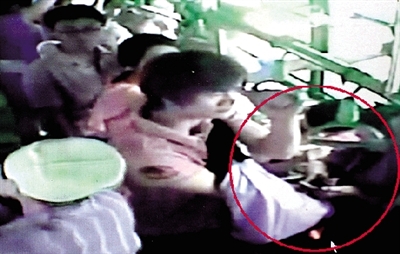 一名小偷拉開了乘客李女士的包，并在包里摸了足足3分多鐘。最終，李女士被偷了2.4萬多元錢?！?翻拍視