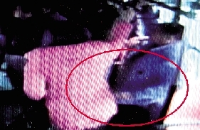 一小偷把手伸到乘客衣兜內(nèi)行竊時的瞬間。(翻拍視頻)