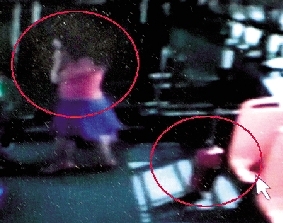 去年10月份的一天，一名女乘客打著電話下了車，包丟在了車上。(翻拍視頻)