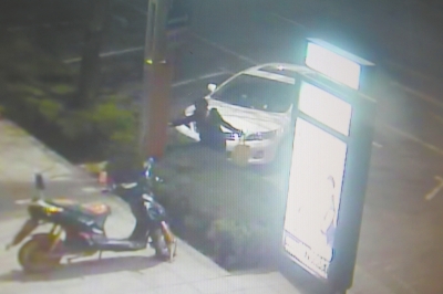 監(jiān)控視頻顯示，一名女子正在往路燈桿和路牌燈箱上噴涂。